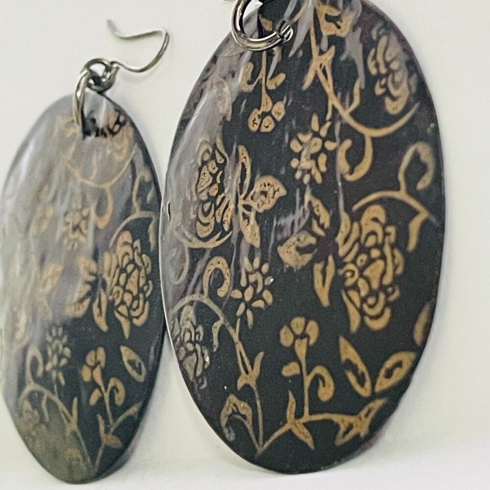 Retro Black & Gold Floral Disc Dangle Earrings Lightweight Metal Statement - Picture 4 of 6